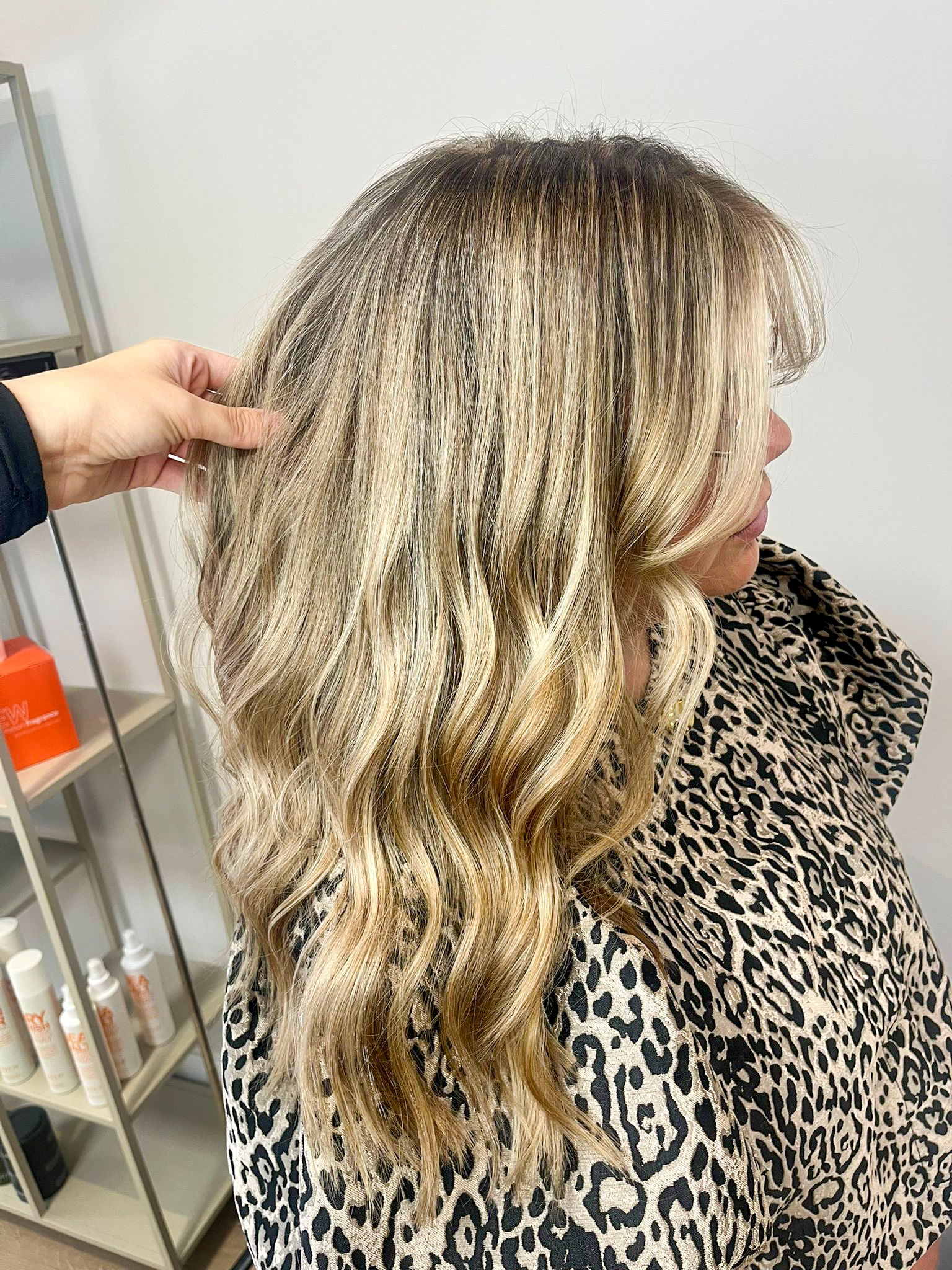 Lang blond haar in golven met een warme, zachte overgang