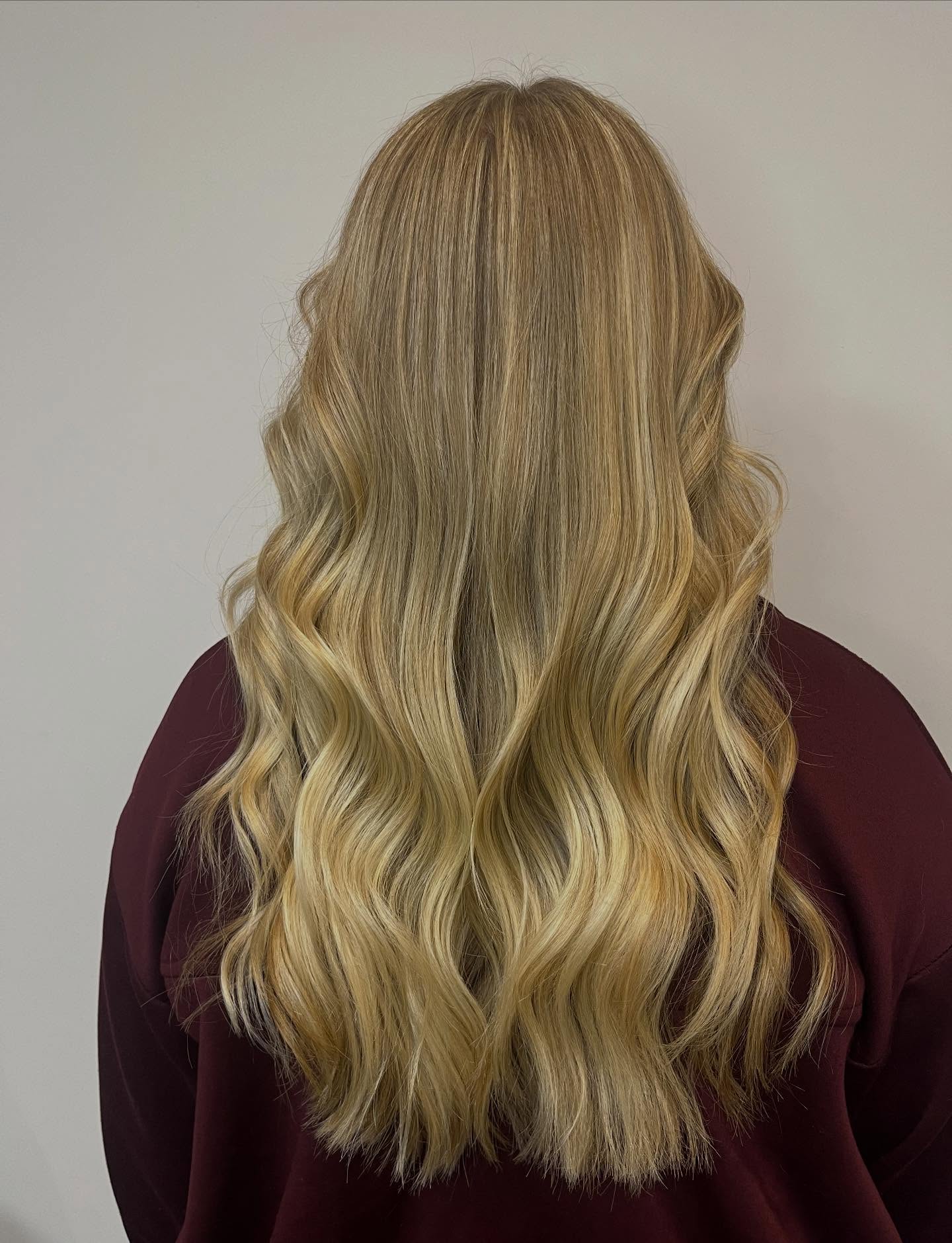 Lang blond haar met golven, van achteren gezien