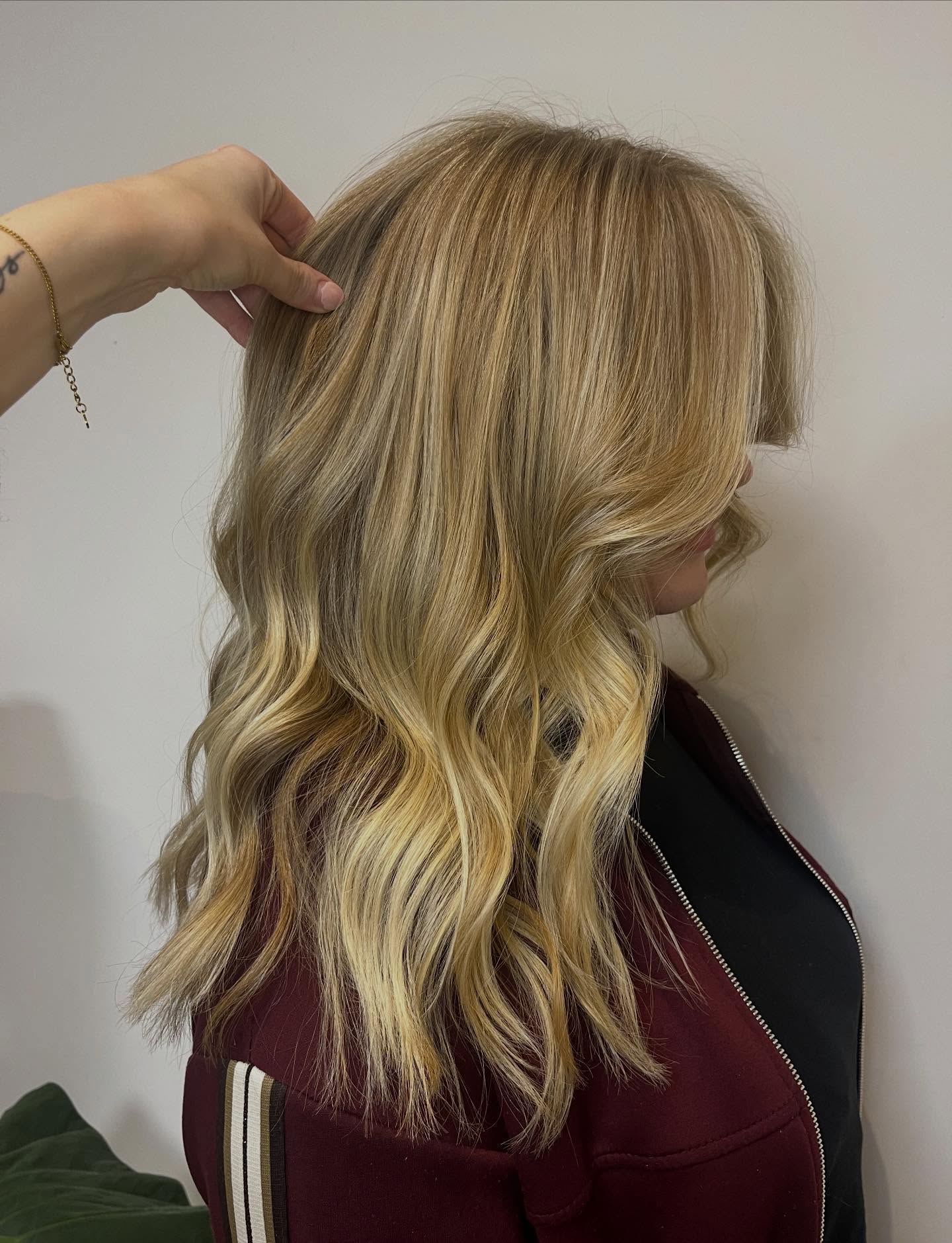 Blonde golven van opzij, langs het gezicht